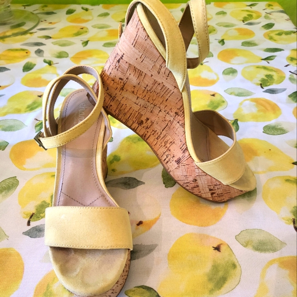 Charles David Butter Suede Platform Wedge 7.5